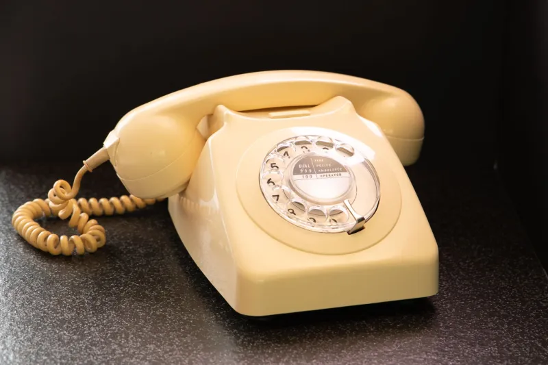 The Phone Cord That Stretched Just Far Enough: When Teenagers Had to Negotiate Every Inch of Privacy